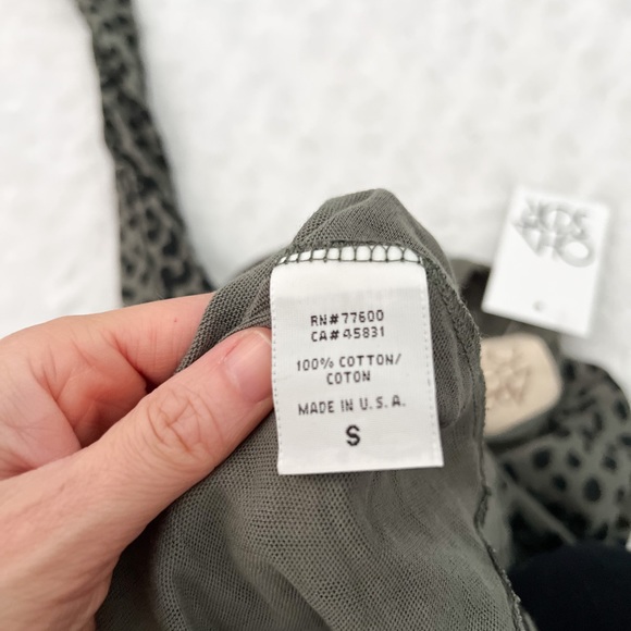NWT-CHASER x Revolve Gauzy Cotton Jersey Top Safari Green Leopard - Picture 9 of 11